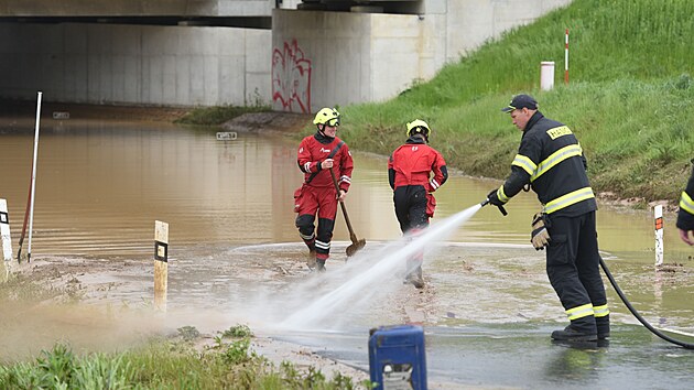 Hasiči odklízejí následky úterní bleskové povodně v otrokovické části Kvítkovice. (květen 2023)