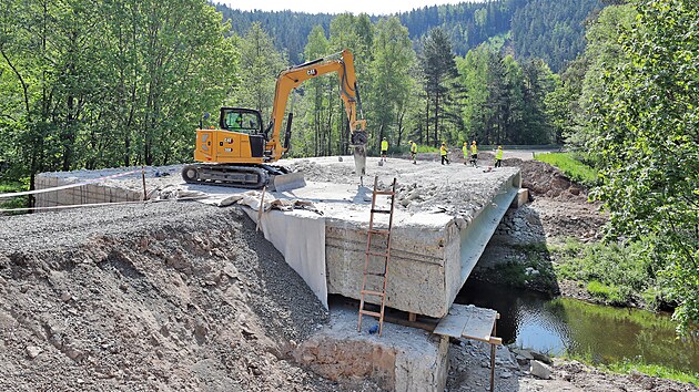 Už podruhé začala rekonstrukce silničních mostů u Kfel na Karlovarsku. Oba mají být hotové do konce letošního roku.
