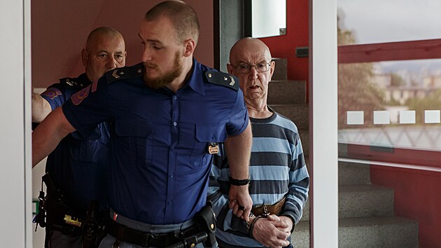 Třiasedmdesátiletý recidivista Adolf Hlubik čelí u olomouckého krajského soudu obžalobě z vraždy obsluhy herny. Muž byl doposud už třináctkrát trestaný, jednou za vraždu.