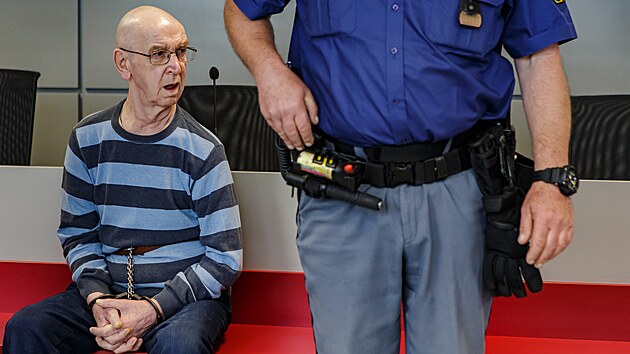 Tiasedmdestilet recidivista Adolf Hlubik el u olomouckho krajskho soudu obalob z vrady obsluhy herny. Mu byl doposud u tinctkrt trestan, jednou za vradu.