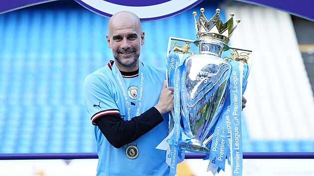 Trenér Pep Guardiola získal s Manchesterem City další ligový titul
