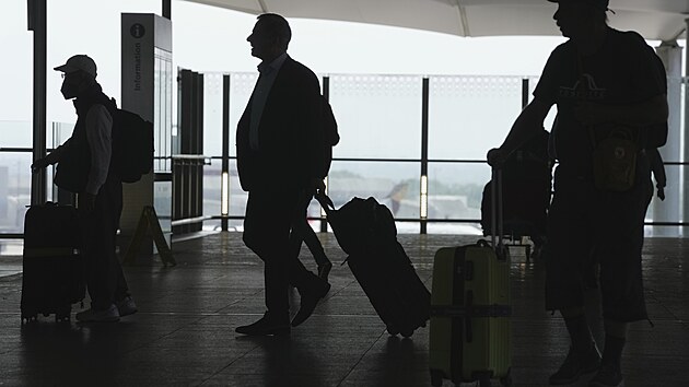 Tisíce cestujících uvízly na britských letištích kvůli nefunkčním elektronickým branám. (27. května 2023)