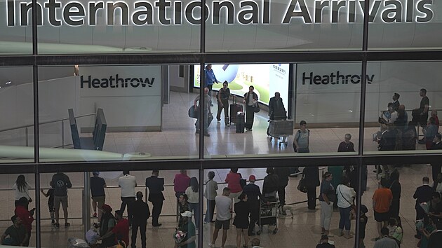 Tisíce cestujících uvízly na britských letištích kvůli nefunkčním elektronickým branám. (27. května 2023)