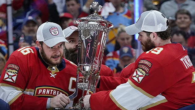 Aleksander Barkov (vlevo) a Matthew Tkachuk slav� v�hru Florida Panthers ve V�chodn� konferenci NHL.