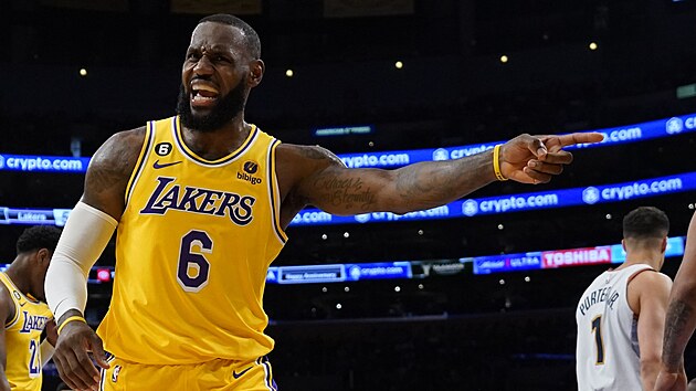 LeBron James z Los Angeles Lakers se roziluje v zpase s Denver Nuggets.