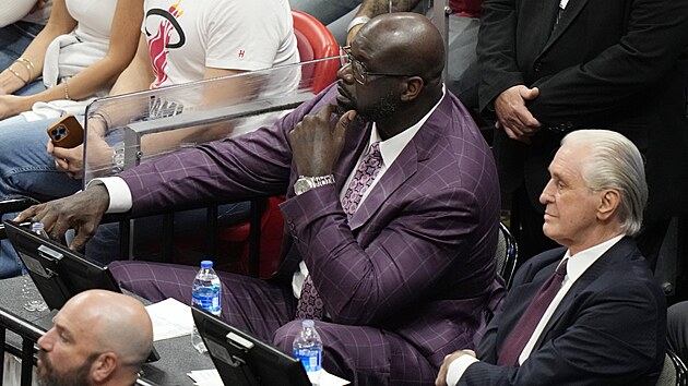 Shaquille O'Neal (vlevo) a Pat Riley sleduj zpas Miami s Bostonem.