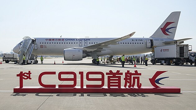 Čína poprvé nasadila na komerční let letoun vlastní výroby C919. Ze Šanghaje zamířil do Pekingu. (27. května 2023)