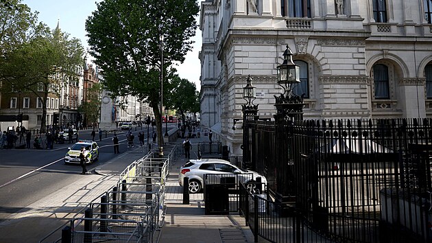 Do brny sdla britskho prezidenta v londnsk Downing Street najelo stbrn auto. (25. kvtna 2023)