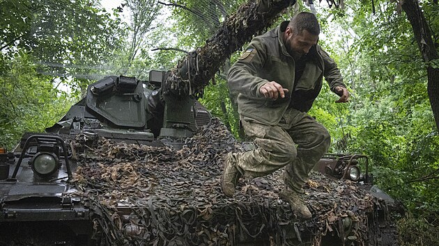 Ukrajinsk vojk seskakuje z nmeckho samohybnho dlostelectva Panzerhaubitze 2000 na front u Bachmutu. (27. kvtna 2023)