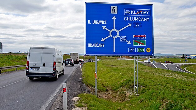 Od soboty 20. května jezdí řidiči po novém úseku přivaděče k dálnici D5 mezi Vysokou a křižovatkou u Chlumčan. (19. května 2023)