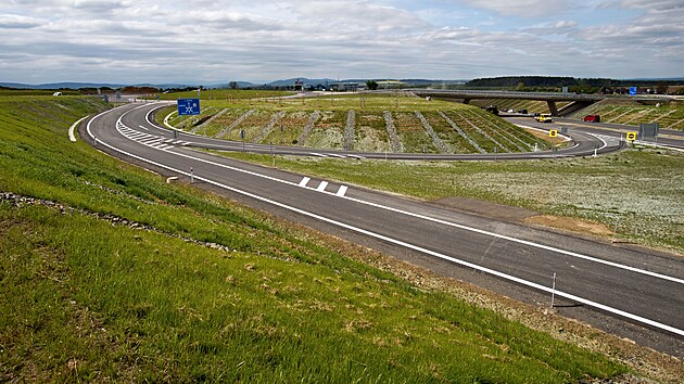 Od soboty 20. května jezdí řidiči po novém úseku přivaděče k dálnici D5 mezi Vysokou a křižovatkou u Chlumčan. (19. května 2023)