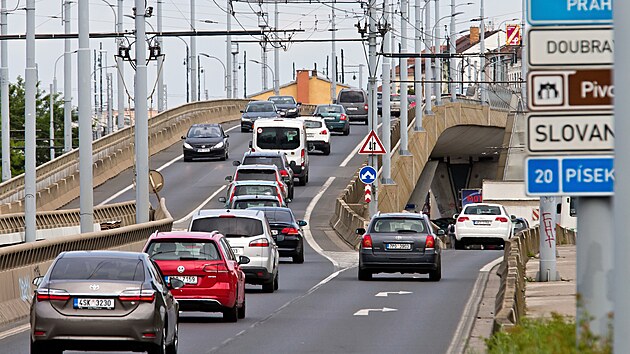 Plzeňské motoristy čekají po čtyři měsíce dopravní komplikace spojené s opravou mostu Milénia. Ten nepřetržitě slouží 22 let. (24. 5. 2023)