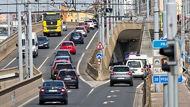 Plzesk motoristy ekaj po tyi msce dopravn komplikace spojen s opravou mostu Milnia. Ten nepetrit slou 22 let. (24. 5. 2023)