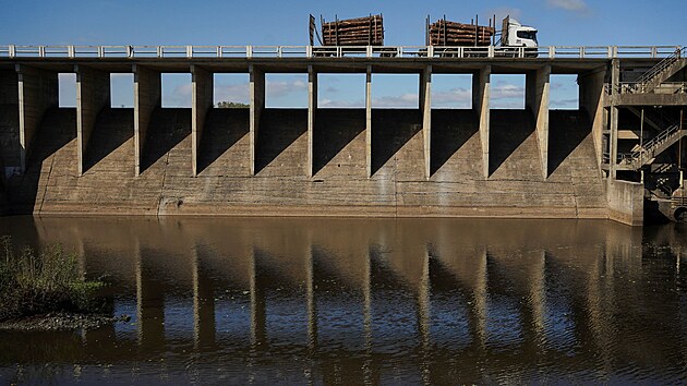 Nákladní vůz na hrázi přehrady Canelon Grande. Uruguay bojuje s nejhorším suchem za 74 let. (18. května 2023)