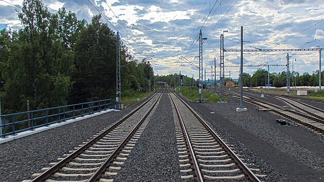 Trať 140 před stanicí Chodov. Koleje vlevo jsou pro nákladní vlaky, vlastní stanice leží napravo.