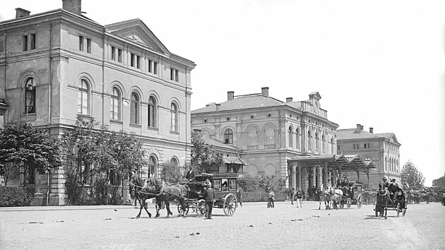 Bu�t�hradsk� n�dra�� v Karlov�ch Varech. Budova byla zni�ena bombardov�n�m v roce 1945, provizorium postaven� po v�lce bylo zbour�no v roce 2015 a nahrazeno novostavbou.