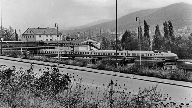 Stanici Karlovy Vary opouští v září 1981 mezinárodní expres Ex 66 Karlex. Z Varů vyjížděl ve 13:00, přes Vojtanov a Lipsko dojel do Berlína ve 20:02.