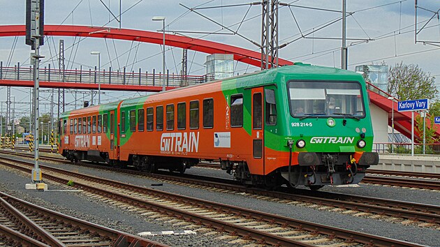 Motorové jednotce řady 928 (628) ve službách společnosti GWTR se kvůli výrazné oranžové a zelené barvě přezdívá Mrkev. Zde jednotka 928.214 ve stanici Karlovy Vary.