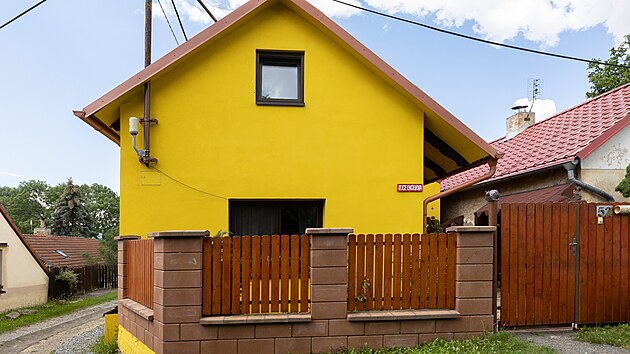 Zatímco byli Enčevovi na dovolené, řemeslníci jim omítli fasádu domu křiklavě žlutou barvou. Po návratu čekal rodinu pořádný šok.