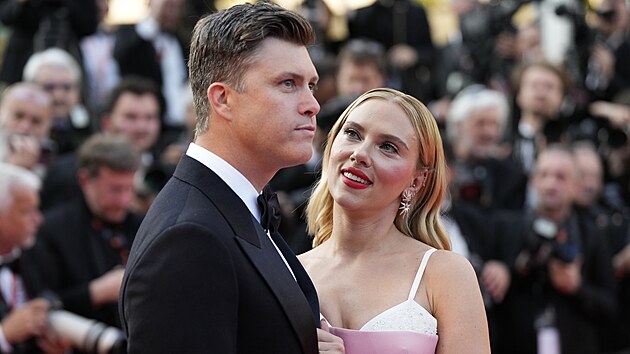 Colin Jost a Scarlett Johanssonov (Cannes, 23. kvtna 2023)