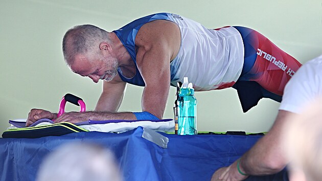 Josef Šálek překonal rekord ve cvičební pozici zvané plank. Vydržel v ní 9 hodin, 38 minut a 48 sekund a zapsal se do Guinessovy knihy rekordů. (20. května 2023)