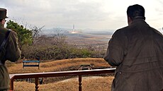 Severokorejský vůdce Kim Čong-un přihlíží odpálení mezikontinentální rakety....