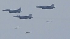 Spolené manévry americké a jihokorejské armády. Na snímku jihokorejské letouny...
