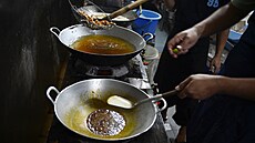 Tradiční indonéská příprava žabích stehýnek (11. února 2013)