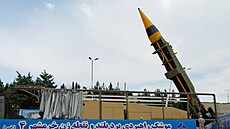 Írán p�edstavil novou generaci balistické rakety Chorram�ahr. Má dolet 2 000...
