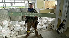 Bojovník Ruského dobrovolnického korpusu na hraniním pechodu Grajvoron v...