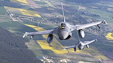 Rumunský bojový letoun F- 16 v litevském vzduném prostoru (22. kvtna 2023)