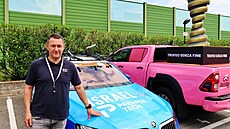 NA GIRU. René Andrle u týmového auta.