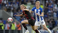 Erling Haaland (vlevo) z Manchesteru City a  Jan Paul van Hecke z Brightonu.