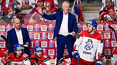 Trenér českých hokejistů Kari Jalonen dává svým svěřencům pokyny.