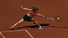 Česká tenistka Karolína Muchová se natahuje za míčkem během prvního kola Roland...