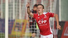 Pardubický Vojt�ch Sychra slaví trefu proti Jablonci.