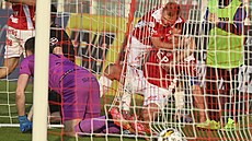 Kapitán Pardubic Pavel erný oslavuje se spoluhrái druhý gól proti Jablonci.