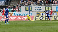 Slavistický Václav Jureka pekonává brankáe Olomouce Matúe Macíka.