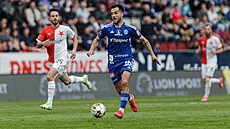 Záloník Olomouce Martin Pospíil se ene do útoku proti Slavii.