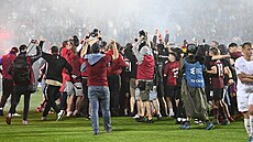 SPARTA MÁ TITUL. Obrovská radost sparanských fotbalist po závreném hvizdu.