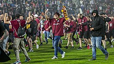 Fanoušci Sparty slaví titul na hřišti v Uherském Hradišti.