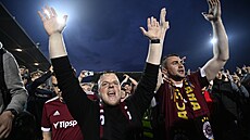 Fanoušci Sparty slaví titul na hřišti v Uherském Hradišti.