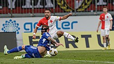 Ondej Lingr ze Slavie v souboji s olomouckým obráncem Vítem Beneem.