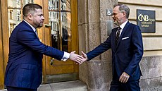 Setkání premiéra Petra Fialy (vpravo) s guvernérem eské národní banky Aleem...