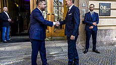 Setkání premiéra Petra Fialy (vpravo) s guvernérem eské národní banky Aleem...