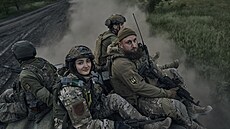 Ukrajinští vojáci jedou na obrněném vojenském vozidle na frontové linii v... | na serveru Lidovky.cz | aktuální zprávy