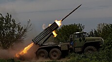 Ukrajintí vojáci pálí z raketometu BM-21 Grad na ruské vojáky poblí Bachmutu....