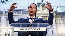 Vicepremiér pro digitalizaci Ivan Bartoš (Piráti) vysvětluje na tiskové...