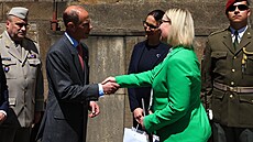 Bratr britského krále Karla III., princ Edward spolen s ministryní obrany...