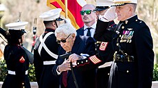 Henry Kissinger (uprostřed) při slavnostním kladení věnců u příležitosti 112....